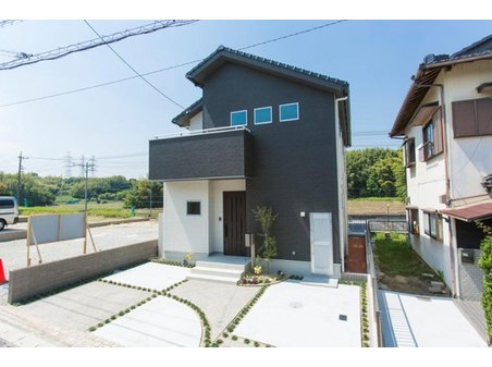 白と黒を基調としたスタイリッシュな外観に仕上げました!北側にもバルコニーがございます!