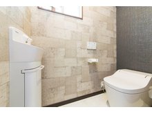トイレは1階、2階とございます!この写真は1階のタンクレストイレです。パナソニック製のアラウーノ搭載で、掃除もラクラク!