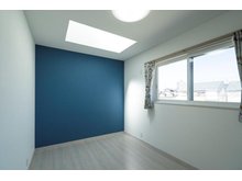 子供部屋です。天井には天窓をつけましたので、上からの光で暗さは感じません。ブルー壁紙でアクセントをつけました！