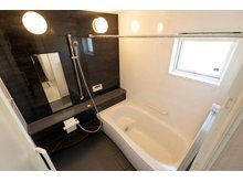 パナソニック製の風呂です！
180センチ×180センチの余裕あるサイズですので、バスタイムもゆっくりくつろげますね！