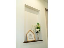 1階の廊下にあるニッチ（壁面のくぼみ）です。写真の様に小物を置いてもオシャレです！個人的なオススメは鍵をかけられる雑貨を取り付けて、鍵を保管する場所にすることです！