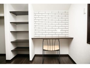 居室に備え付けのカウンターや収納があれば、お化粧や衣類の整理がラクですね！備え付けだと地震があった際に倒れる心配もありません！