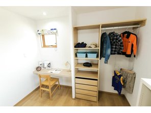 こちらは子供部屋の収納です。あえて、収納扉を無くしてます。また、収納内も引き出しを付けて収納力にもこだわりました！